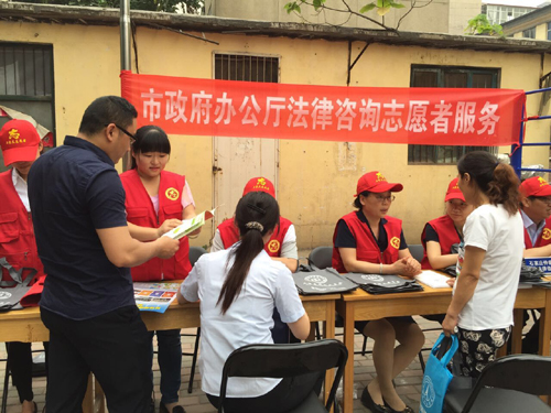 党员志愿者参与人口普查(3)