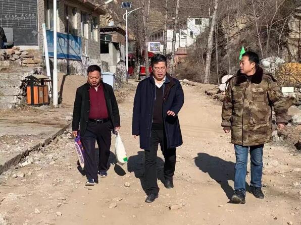 12月13日,市文化广电和旅游局分两组到平山县营里乡梨树坪村和赞皇县
