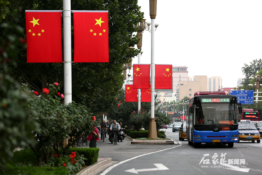 悬挂国旗迎国庆,石家庄街头洋溢"中国红"_图解步骤 在新中国成立70周年之际,省会街头处处飘扬着鲜艳的五星红旗,为新中国成立70周年营造了良好的氛围。在石家庄中山路,鲜艳的五星红旗垂挂在灯杆上,成为一道靓丽的风景线。河北科技大学的刘老师停下脚步,拿出相机,拍下五星红旗的图片分享到朋友圈。他说,看到一面面国旗,自己为国家的富强而高兴。记者来到裕华路看到,马路两侧已经被国旗所装点,整个裕华路正在迎接着四面八方的朋友,公交车上的国旗与马路上的国旗交相辉映,五星红旗扮靓了整条街道,让市民感受到了浓烈的节日气氛,内心充满了喜悦和自豪感。(石家庄新闻网 记者 双鹏飞