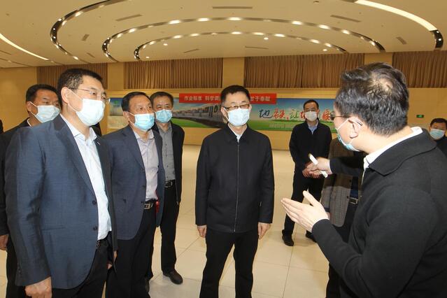 3月23日下午,市委副书记,市长马宇骏来到市轨道集团地铁运营指挥中心