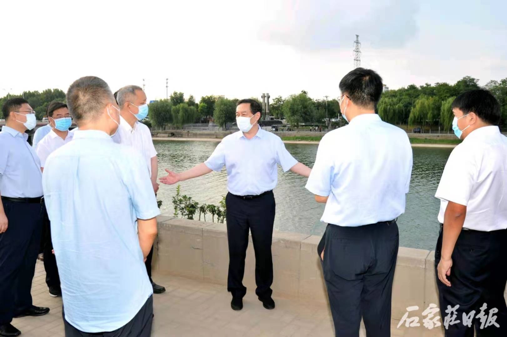 8月29日下午,市委书记张超超到太平河南岸绿带贯通工程现场,察看工程
