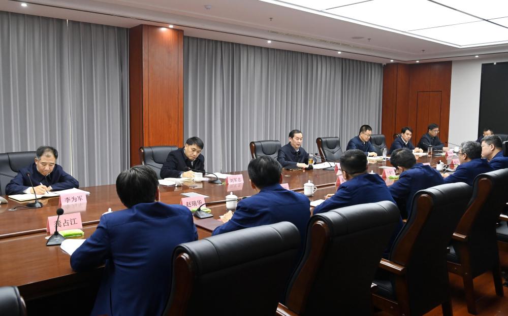 张超超在中国电科产业基础研究院和网络通信研究院调研