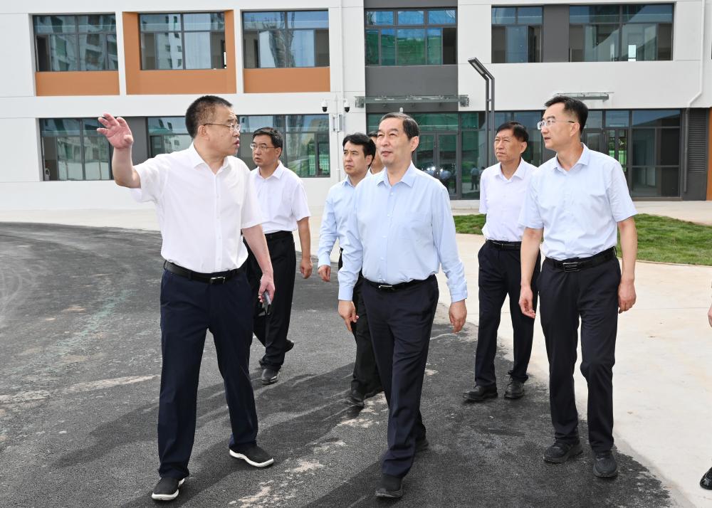 张超超调研检查新建学校开学准备工作