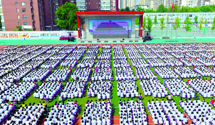我市广大干部群众认真收听收看纪念中国人民抗日战争暨世界反法西斯战争胜利80周年大会
