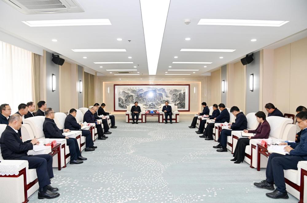 张超超与中国通号党委书记、董事长楼齐良一行进行工作会谈，并出席市政府与中国通号签约仪式