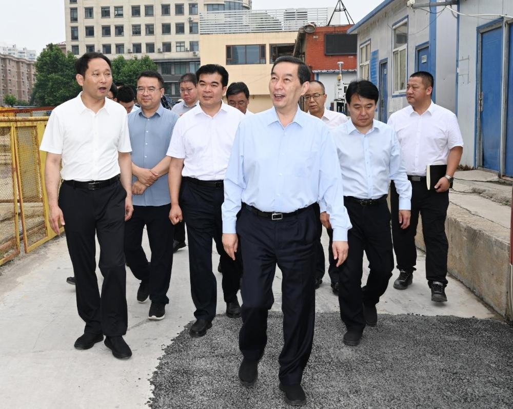 张超超调研检查主街主路沿线推进相对缓慢的城市更新项目建设