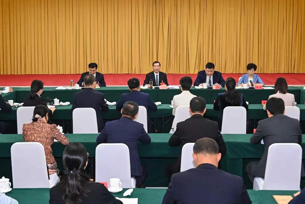 张超超参加市政协十五届一次会议委员联组讨论