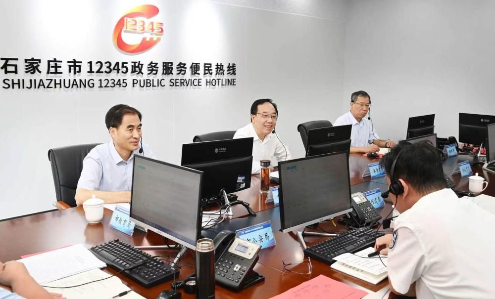 王素文接听12345政务服务便民热线