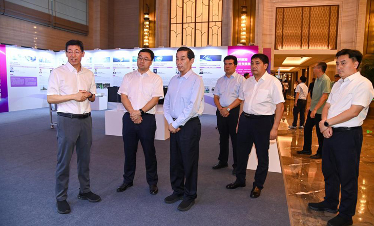 张超超参观第四届“对话滹沱·清华面对面”活动校地合作成果展