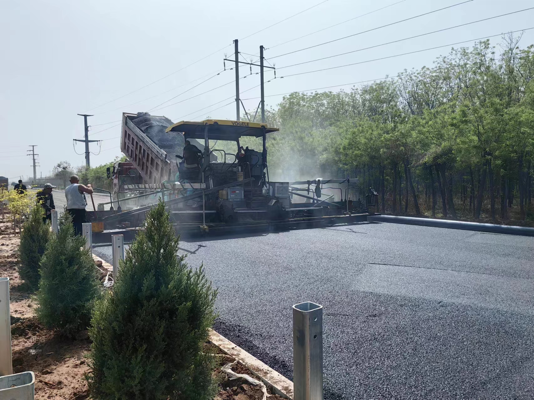 正在进行最后一公里沥青面层施工,预计4月底完成全部摊铺任务,主线